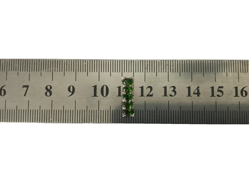 Colgante de diamantes de oro de 9 quilates con diopsido verde y diamantes Foto 3 de 4