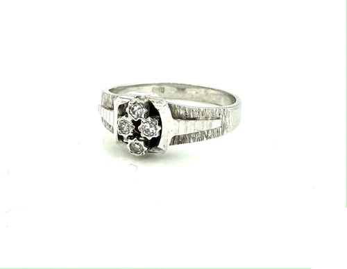 Magnificent 14 Karat Gold Ring - Diamonds 0.08 Carat - 2.67 G