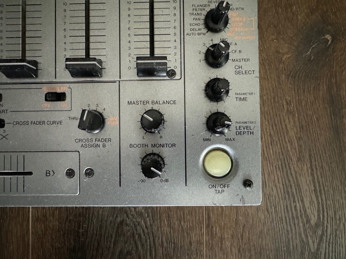 Pioneer DJM-600 Professional DJ Mixer 4-channel Silver 2000 Pioneer DJM-600 Professional DJ Mixer 4-channel Silver 2000