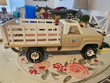 TONKA CHEVRON LIFTGATE DELIVERY TRUCK WITH BOXS AND DRIVER