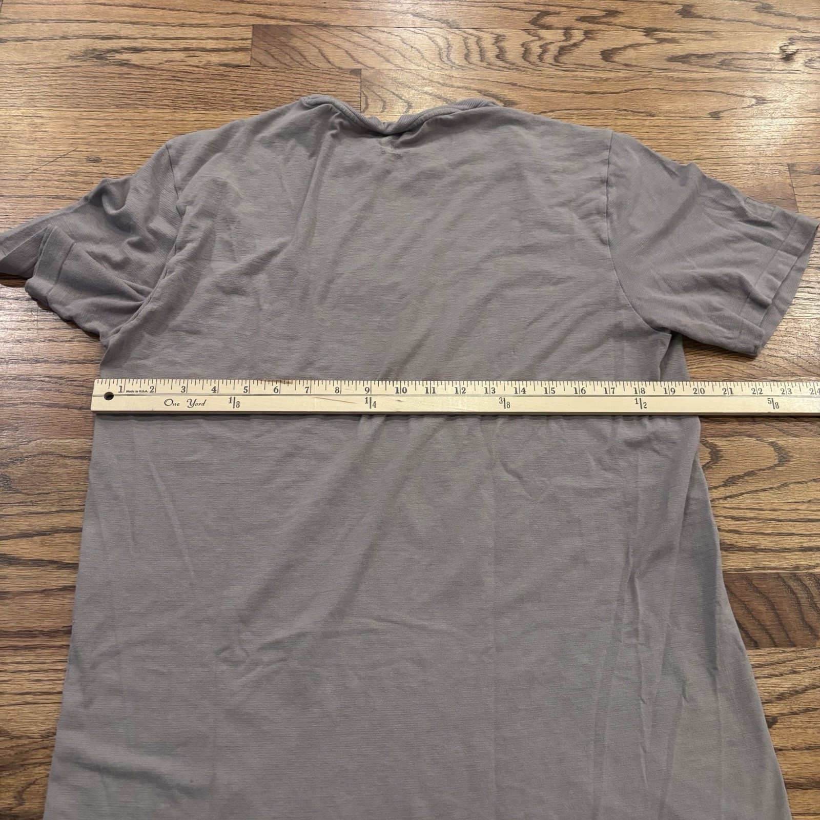 Vuori Performance T-Shirt Mens M Tan Brown Short Sleeve Rare Vertical Logo image 8