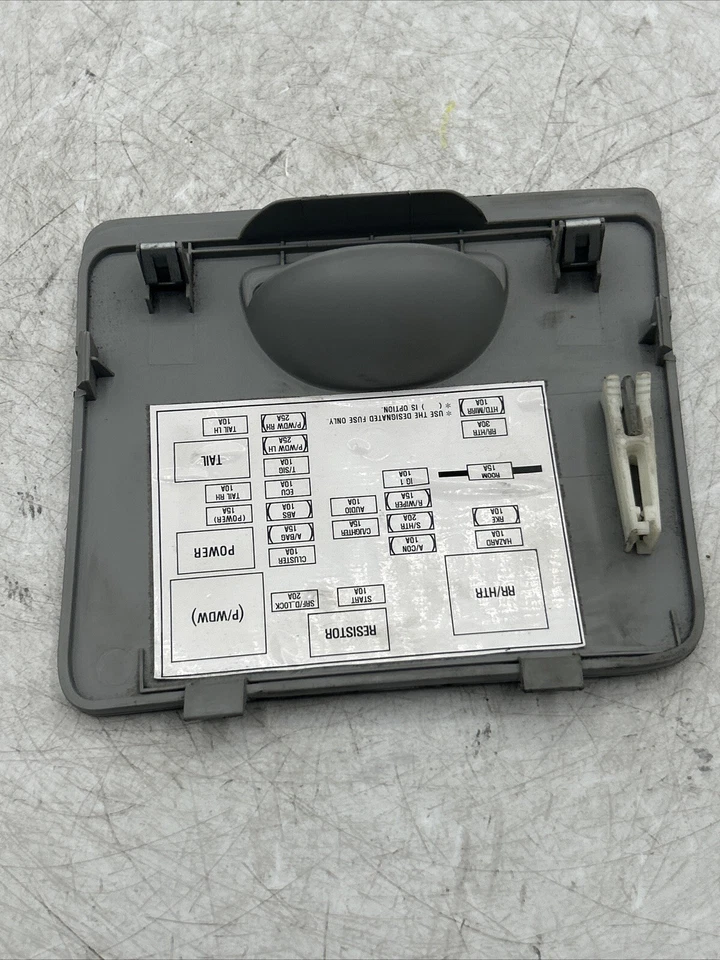 Panel de instrumentos de tablero Kia Spectra 2004-2009 caja de fusibles cubierta de acceso panel de tapa de puerta Foto 4 de 4