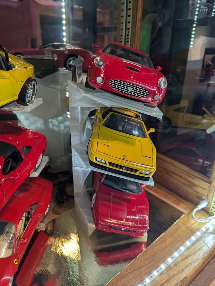 Soporte para modelos de coches escala 1/18 1:18 - Tiene capacidad para 3 coches (transparente sin iluminación) Foto 3 de 4