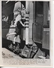 1961 Press Photo David Nowak lifts wife Darlene Nowak for Farewell Kiss