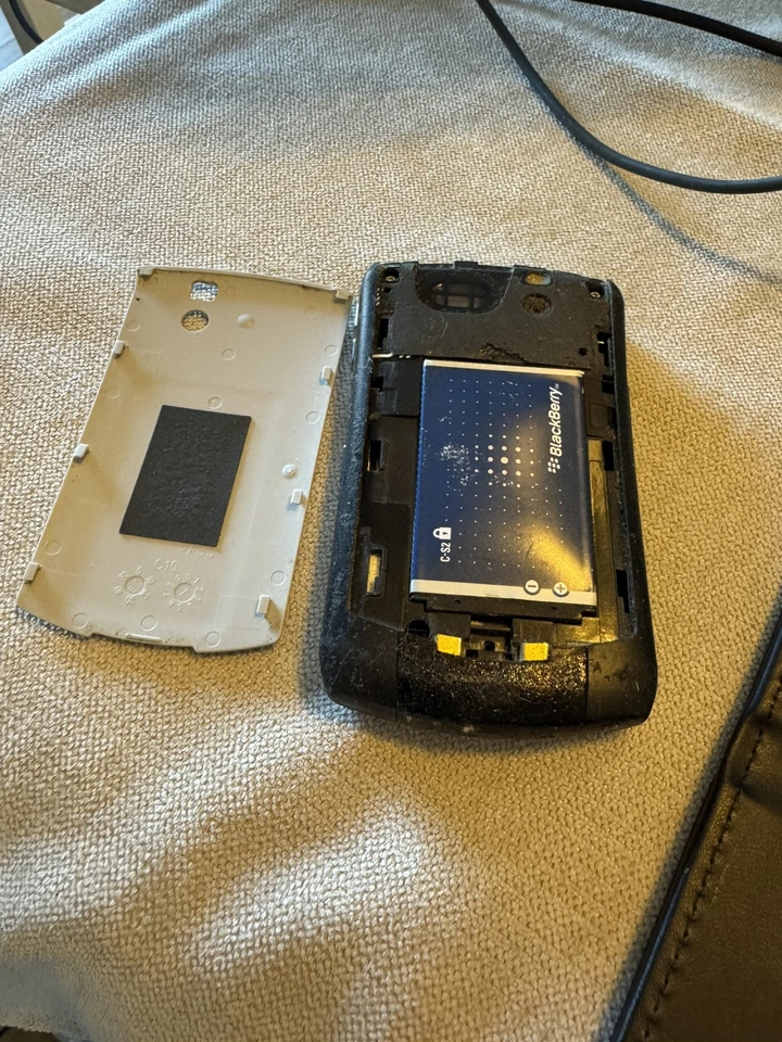 BlackBerry Curve 8330, Silver Verizon Smartphone, FOR PARTS Read - Image 4 of 4