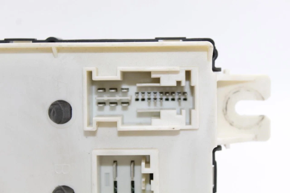 Chasis ECM Carrocería Control BCM Detrás Derecho Panel de Patada Dodge Challenger 33402 2020 Foto 4 de 4