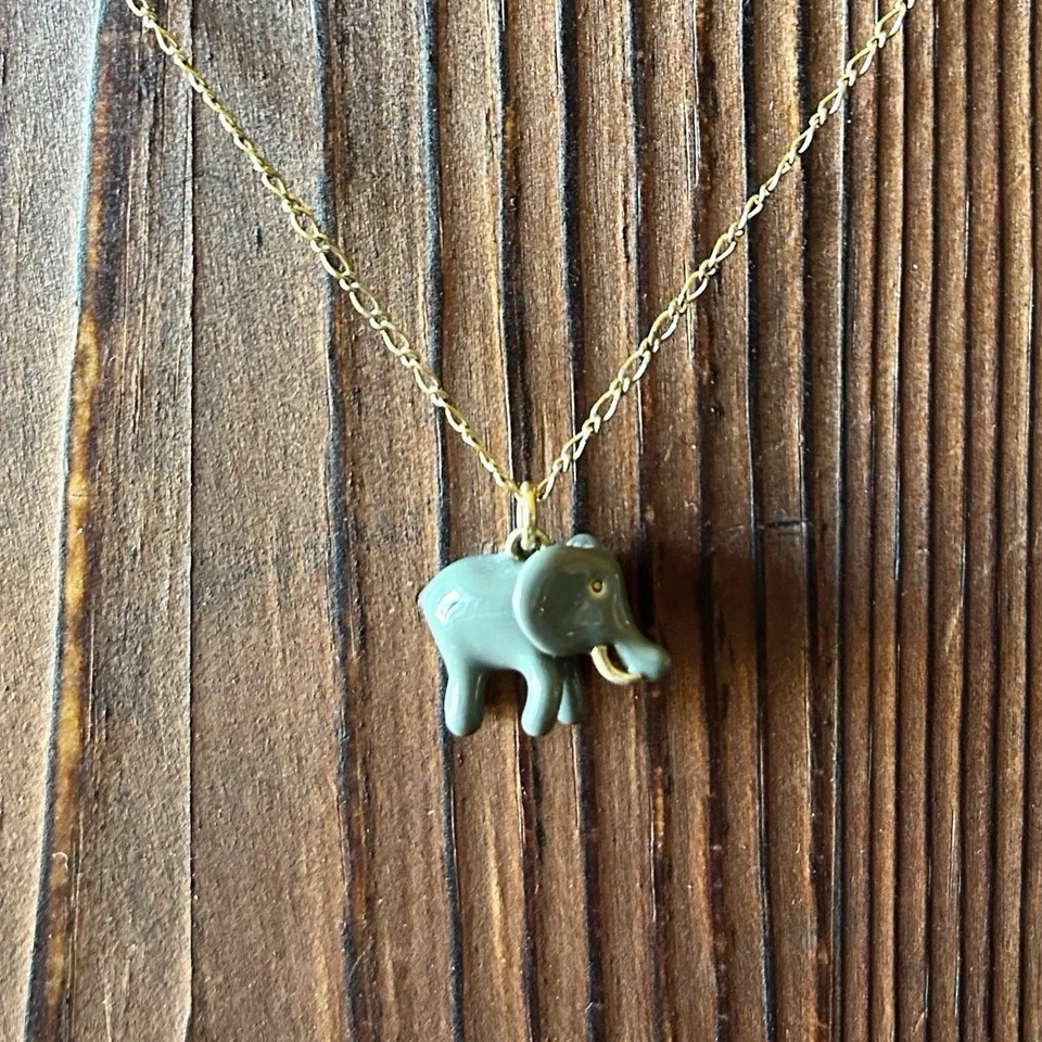 "Collar colgante elefante esmaltado gris J Crew tono dorado cadena de 24""" Foto 4 de 4