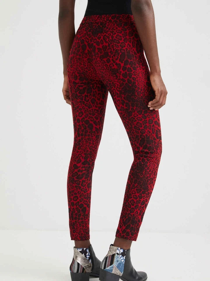 Calça vermelha Desigual “Geographi” tamanho 44 EUA 14 estampa animal - Imagem 2 de 4