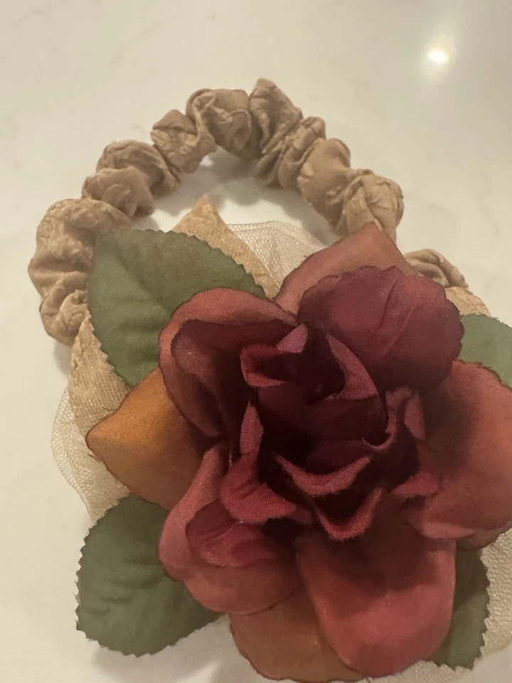 Diadema Rosa Tela Romántica De Colección Acanalada Satén con Flor Borgoña Años 80 Foto 2 de 4