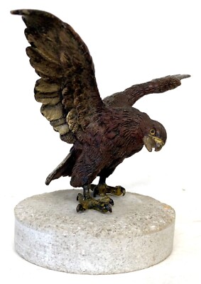 Antiker österreichischer kaltbemalter Bronzeadler im Stil des Bergmanns auf Steinsockel