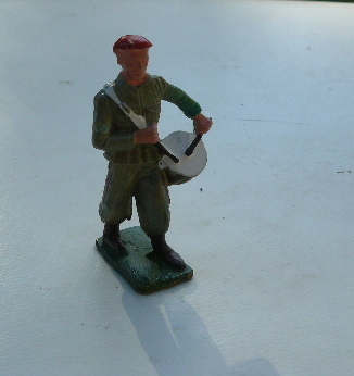 STARLUX ANCIEN PLASTIQUE FRANCE BERET ROUGE JOUANT DU TAMBOUR N° 75 - Picture 1 of 1