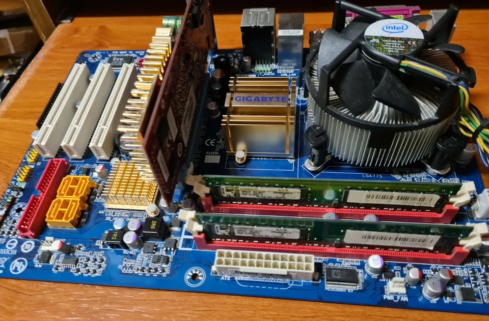 COMBO PLACA GIGABYTE GA-P31-DS3L Socket LGA 775 DDR2 - Imagen 3 de 4