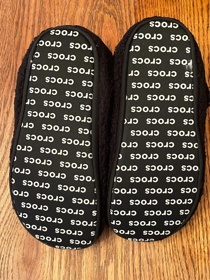 Zapatilla Crocs Classic Cozzzy para mujer en negro Foto 3 de 4