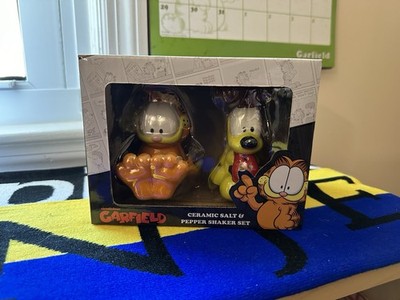 Garfield and Odie Ceramic Salt and Pepper Shakers Set New in Box Nickelodeon