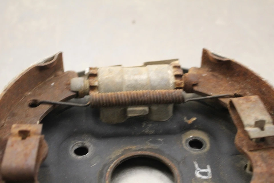 Honda FourTrax 250 TRX250 1985 2x4 placa de respaldo de tambor de freno delantero derecho A330 Foto 4 de 4