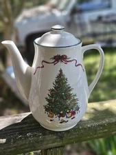 R.H. MACY & CO THE CELLAR O'TANNENBAUM JAPAN CHRISTMAS TEAPOT W/LID 8.5"😃😁