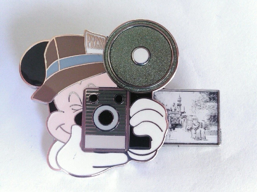 DISNEY PIN / PRESS PHOTOGRAPHER MICKEY MOUSE W/ SLIDE OUT PHOTO LE 1000/ 2010