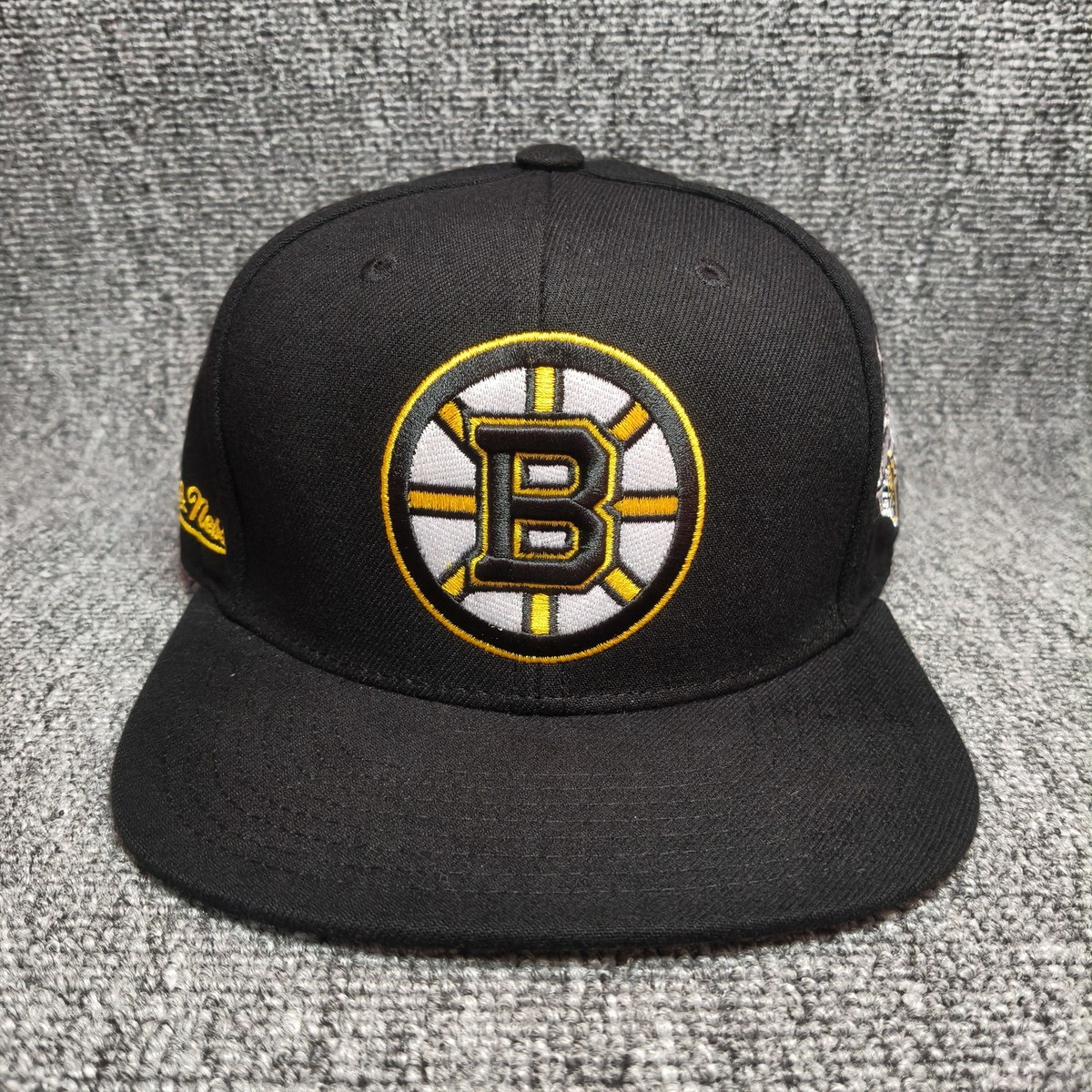 Mitchell & Ness Boston Bruins Fitted Flat Brim Black 7 1/8 NHL Hat