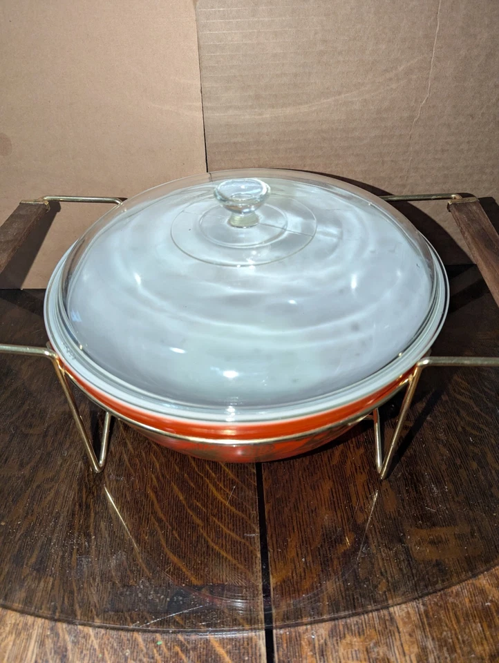 Vintage 1960 Red Pyrex Golden Leaf Casserole Bowl 404 With Lid and cradle. - Image 3 of 4