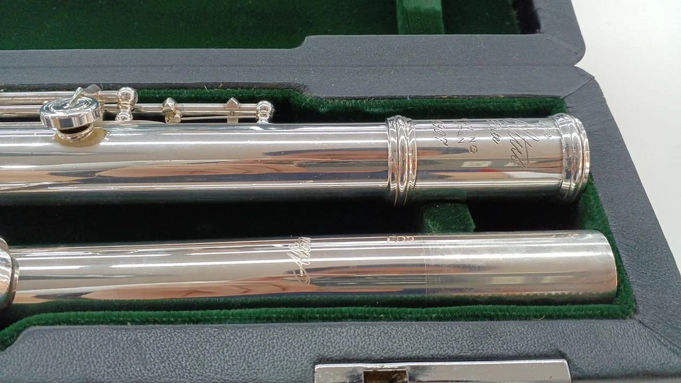 Altus Flute A907 with Case Well-maintained - Image 4 of 4