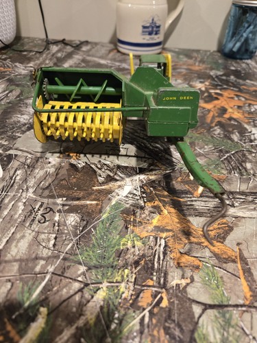 Vintage Ertl John Deere 24T Square Hay Baler with Bale Ejector 1:16 Scale - Picture 5 of 8