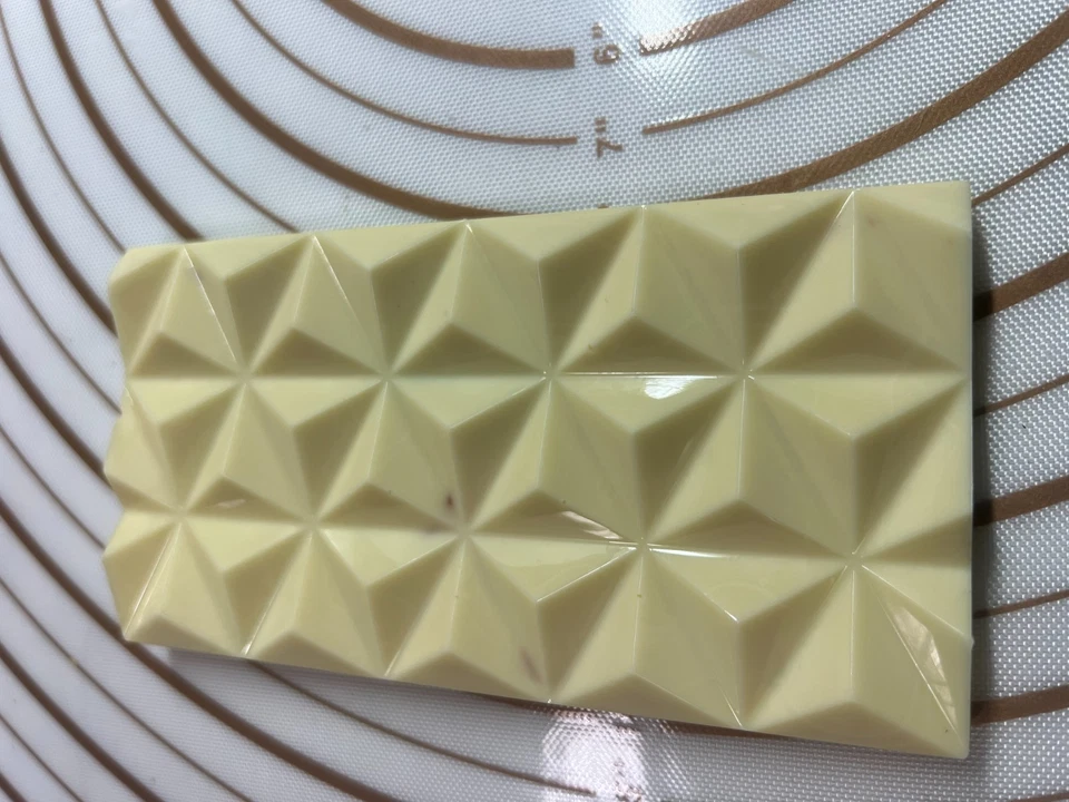 Barra de Chocolate Blanco Frutas Nueces Sabor Dulce Cubierta Naranja Cerezas y Oro 100g. Foto 2 de 4