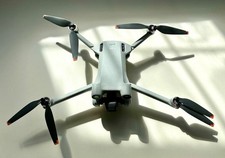 DJI MINI 3 PRO DRONE BUNDLE - INC. RC CONTROLLER, BATTERIES, SPARE BLADES. BOXED