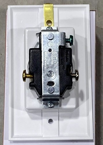 Pass & Seymour S3713-W Single White Receptacle 15A 125V Clock Hanger Outlet NEW - Picture 4 of 5