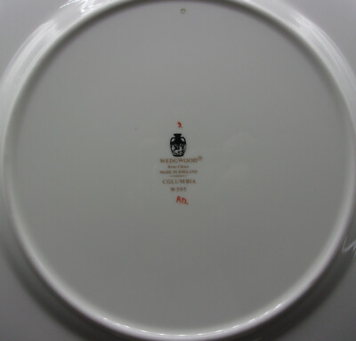 VINTAGE WEDGWOOD COLUMBIA W595 FLORAL & GRIFFINS 10.75