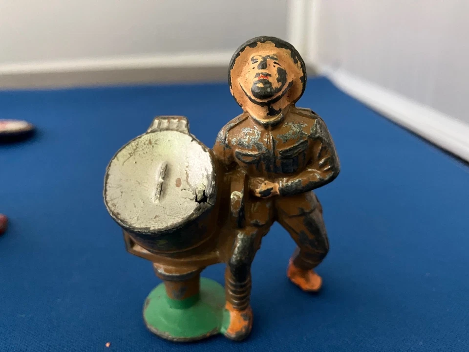 Figuras de juguete vintage de la Segunda Guerra Mundial: observador de aviones y reflector con operador Foto 3 de 4