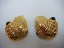 VINTAGE GOLD TONE MONOGRAMMED MDS SEA SHELL CLIP ON EARRINGS BLACK STONE ESTATE