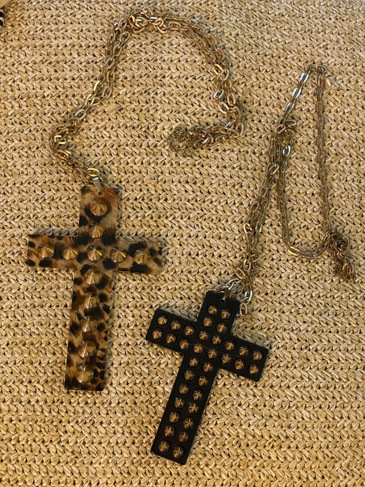 Colgantes cruces grandes de 2 piezas collares tachuelas negras doradas años 80 rock gótico Foto 2 de 4