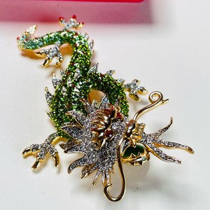 SIGNED BUTLER & WILSON SPARKLING GREEN CRYSTAL CHINESE DRAGON BROOCH/PIN