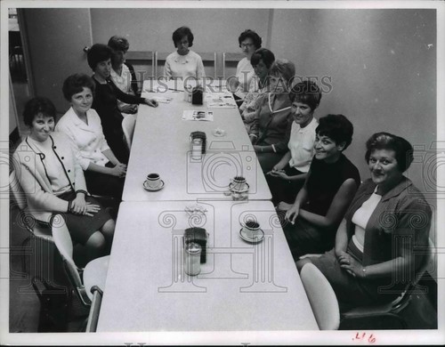 1966 Press Photo Rae Miller, Sacly Schieke, Sandy Smelling Mary Hearns