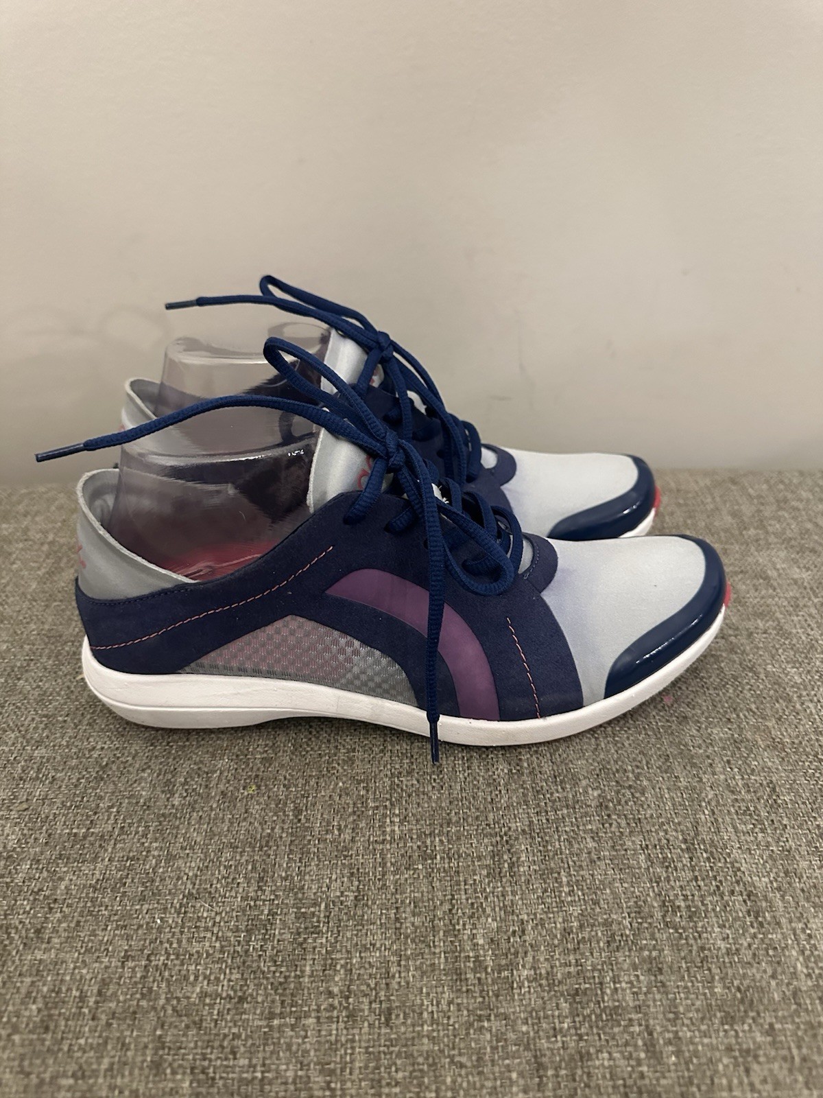 Aetrex Women’s Sporty Berries Tennis Shoe Size 8.5