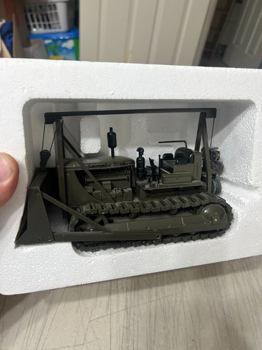 NZG 386 1:25 Scale Die-Cast Caterpillar Military D7 Track-Type Dozer - Picture 5 of 10