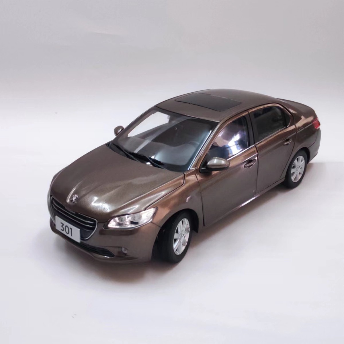 1/18 PEUGEOT 301 sedan / 2019 China DongFeng PEUGEOT Dealer model