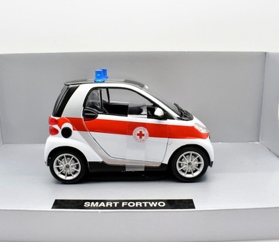New-Ray SMART ForTwo Modellauto Maßstab 1:24 Diecast Weiß mit Originalverpackung