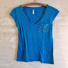 514a. Camiseta bebé vintage azul turquesa Rue 21 algodón cuello en V y2k con lentejuelas, S