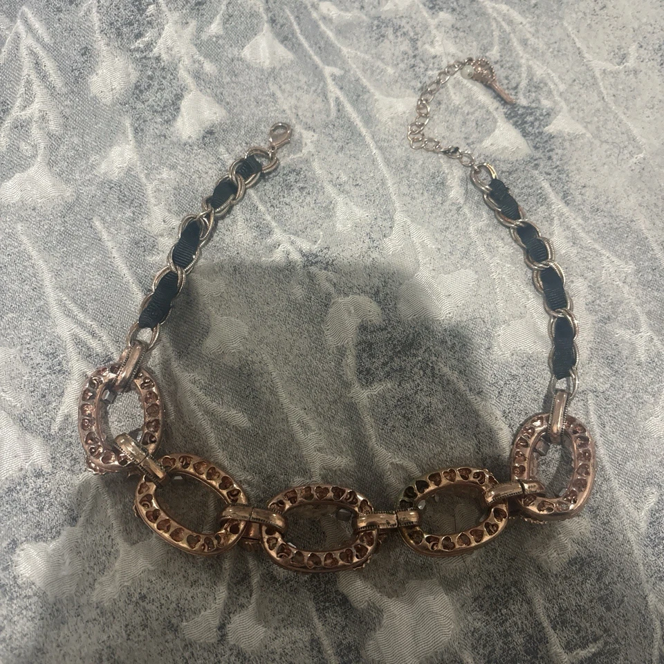 Collar Betsey Johnson estrás rosa y negro Foto 4 de 4