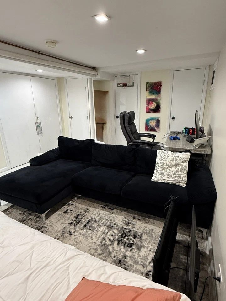 Sofá seccional moderno de veludo preto com pernas douradas – Luxuoso e confortável - Imagem 3 de 3