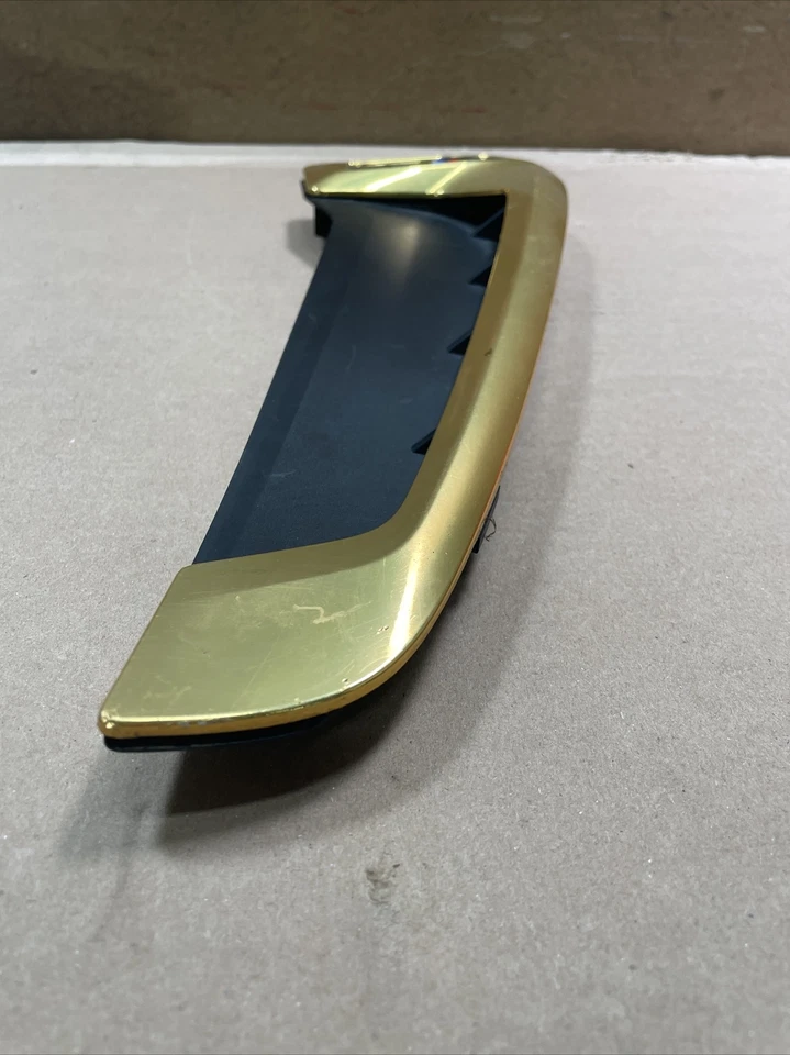 Оригинальные боковые вентиляционные отверстия воздуховода черные и золотистые 2016 BMW X6M Performance для правой стороны - Изображение 2 из 4