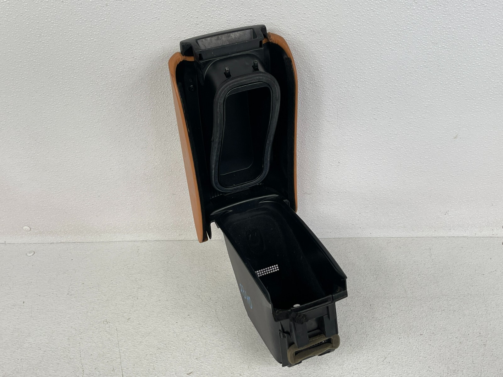 ⭐03-12 MASERATI QUATTROPORTE CENTER CONSOLE STORAGE WITH ARM REST BROWN LOT2340