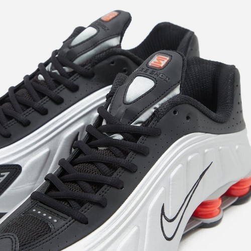 Nike Shox R4 Trainers in Metallic Silver and Red - 第 4/7 張圖片
