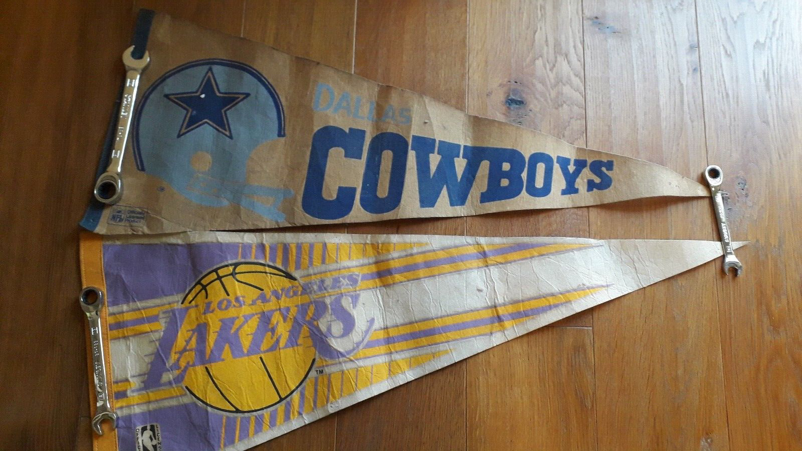 LOS ANGELES LAKERS + DALLAS COWBOYS Vintage 1980 Gagliardetto Pennant basket nfl