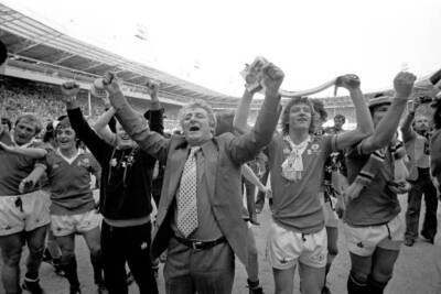 Manchester United manager Tommy Docherty leads his team in their c- Old Photo