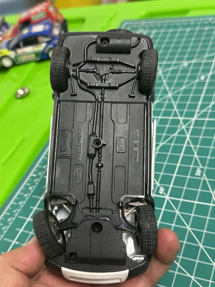 MODELLINO AUTO - LAND ROVER FREELANDER (1998) (Burago) SCALA 1:24 - Immagine 4 di 4