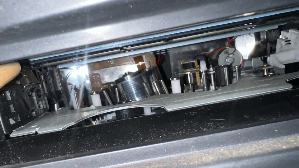 Zenith SMV1341S 13” TV/VCR Combo 📺 Works – With Box & Remote – VCR Needs Repair - Image 3 of 4