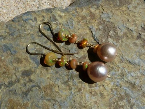 Pendientes de joyería con perlas rosas