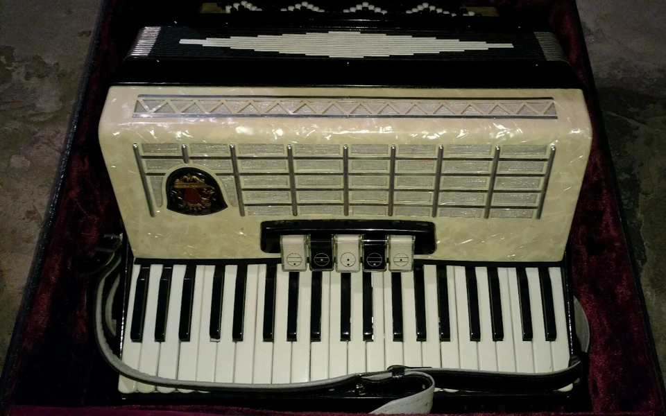 Acordeón Royal Standard con estuche madreperla Foto 2 de 4